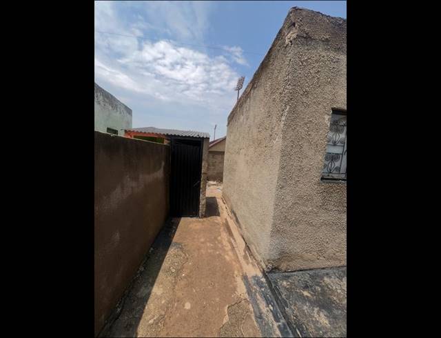 6 BEDROOM HOUSE FOR SALE IN TEMBISA CENTRAL